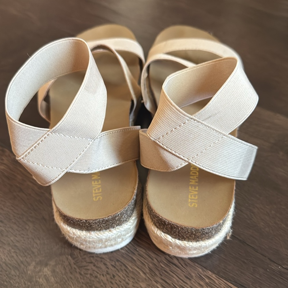 Steve Madden Big Girl Kimmie Sandal Blush size 4
Perfect for spring/summer! - Picture 3 of 4